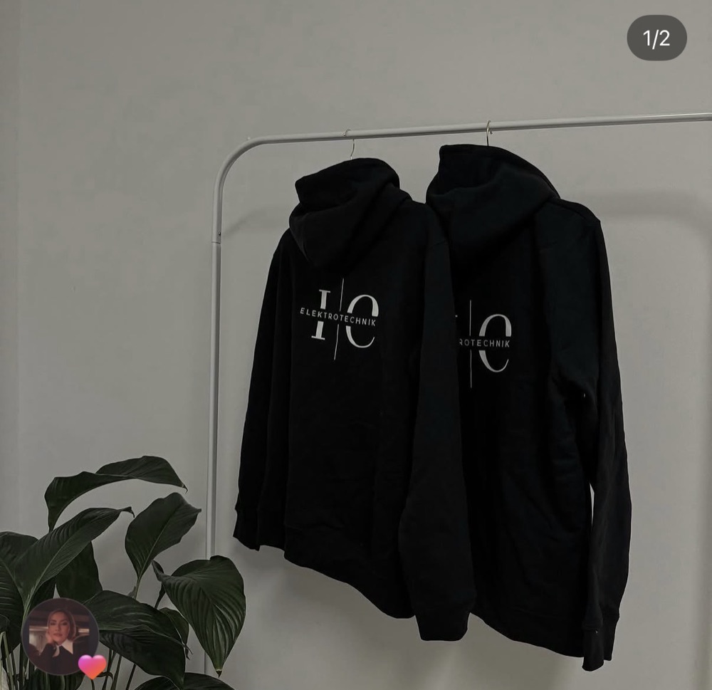 Schwarze Hoodies mit I|C-Logo
