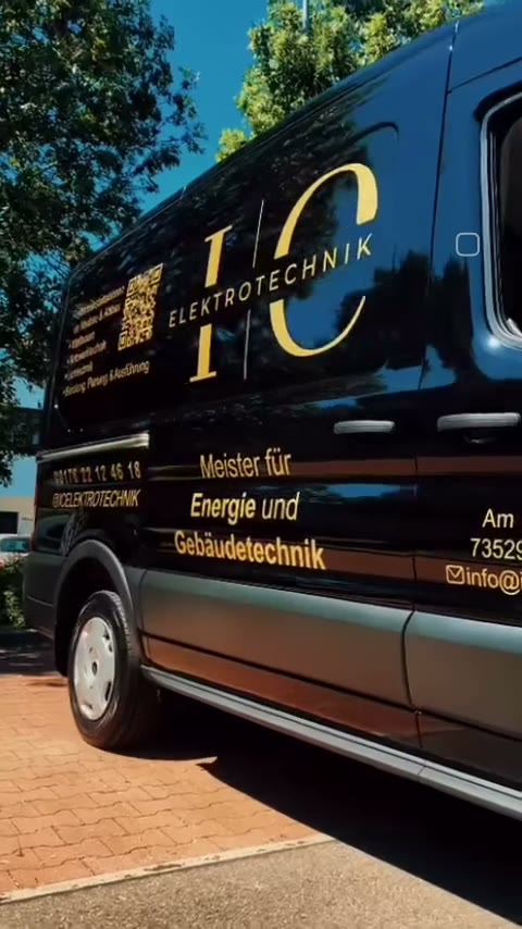 Schwarzer Transporter von IC Elektrotechnik mit goldener Beschriftung
