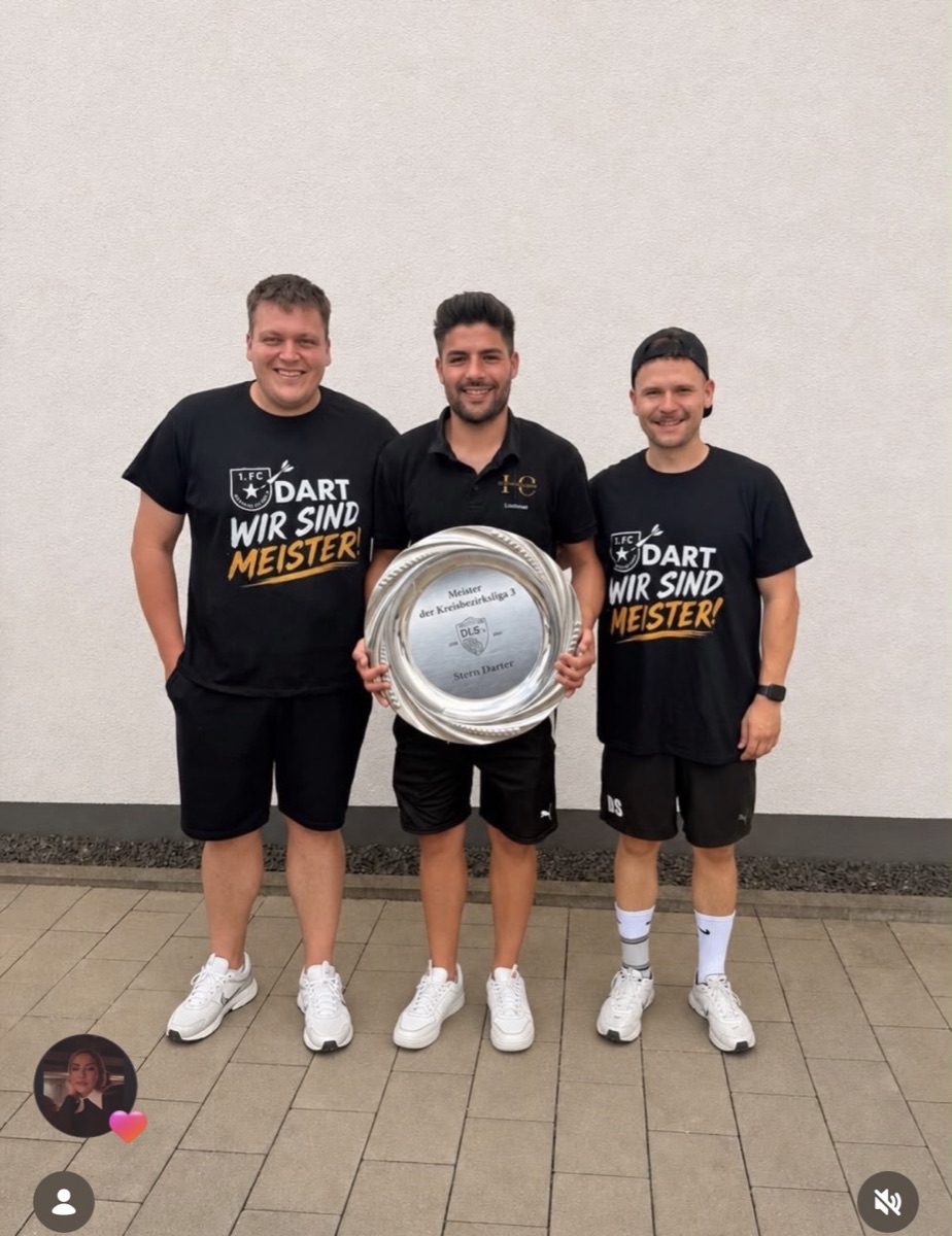 Ibrahim Cakmak (Mitte) mit Team und Meisterschale